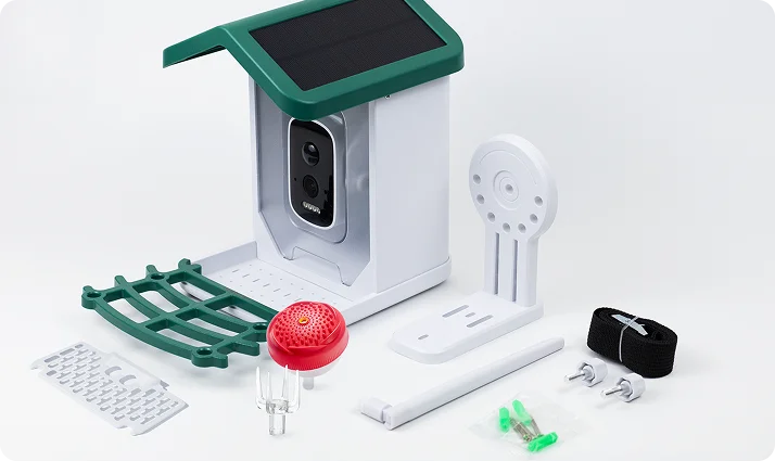 Smart Feeder and its included parts